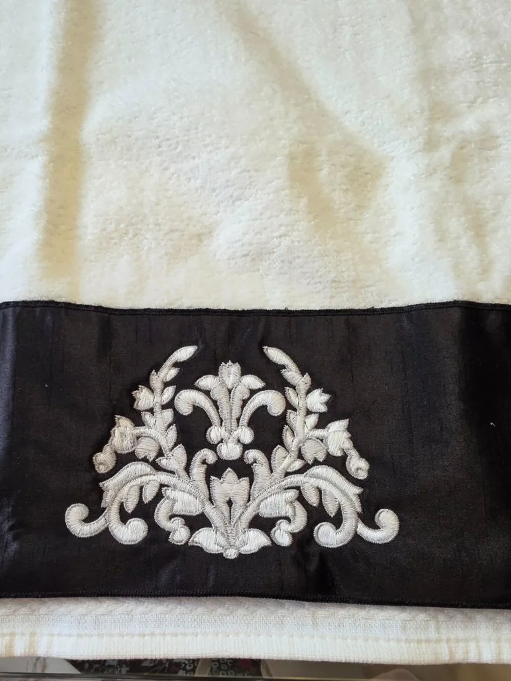 Nicole Miller 100% cotton white/black embroidered embellished hand towels 2(set)